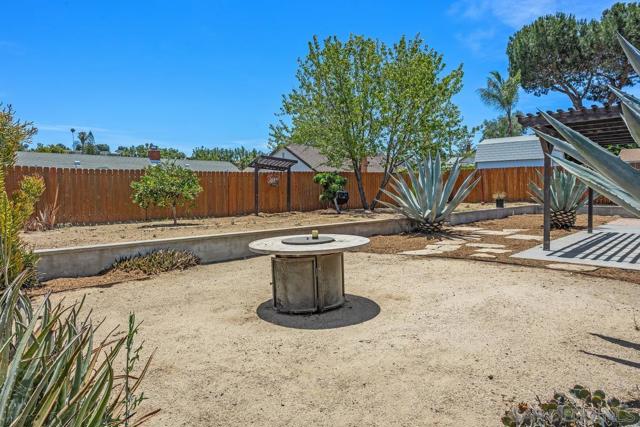 1561 Oak Hill Dr, Escondido CA: https://media.crmls.org/mediaz/e4b653a4-834b-4bb3-b598-85f702921320.jpg