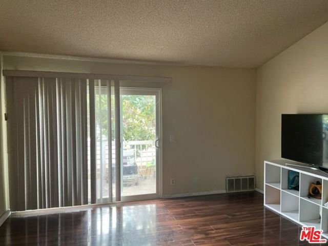 8725 Beckenham Lane, Inglewood CA: https://media.crmls.org/mediaz/e4b66f83-34cc-48ec-8c18-79c8a73166fa.jpg