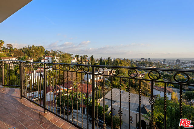 6420 Quebec Drive, Los Angeles CA: https://media.crmls.org/mediaz/e4b6d8bf-1ba5-45ea-bc2b-0ea374b0a44b.jpg