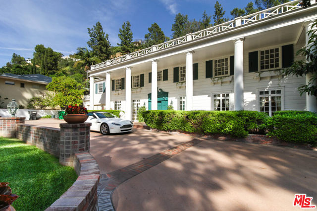 1148 COLDWATER CANYON Drive, Beverly Hills CA: https://media.crmls.org/mediaz/e4b6f975-51fc-46ed-8107-b9f06986e495.jpg