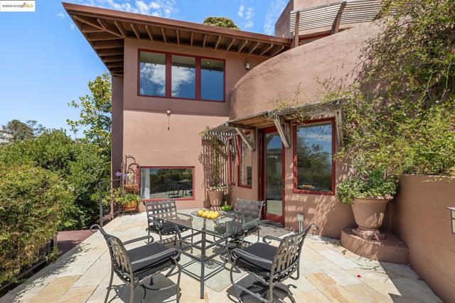 435 Tremont Avenue, Richmond CA: https://media.crmls.org/mediaz/e4b7e96f-2a34-46b2-bbed-2caa18b1c091.jpg