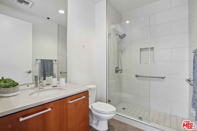 801 S Grand Avenue, Los Angeles CA: https://media.crmls.org/mediaz/e4b86031-d6ae-41df-80d2-1432c520eb5e.jpg