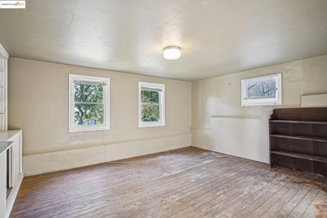6576 Lucas AVE, Oakland CA: https://media.crmls.org/mediaz/e4b86bae-01a5-4954-97fa-c04e3bc48e1f.jpg