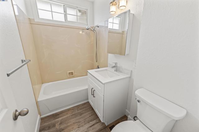 2320 Cutting Blvd, Richmond CA: https://media.crmls.org/mediaz/e4b928ef-7e72-498a-bcf5-14959e0bbb9c.jpg