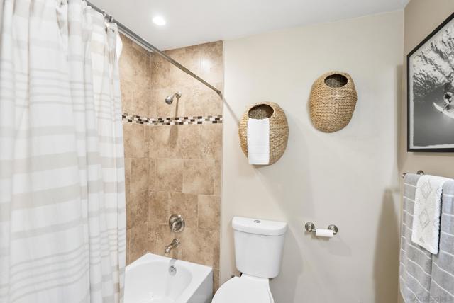 310 Bluff Wy, Oceanside CA: https://media.crmls.org/mediaz/e4b93a18-f4a8-4583-9a9b-c2364552558d.jpg