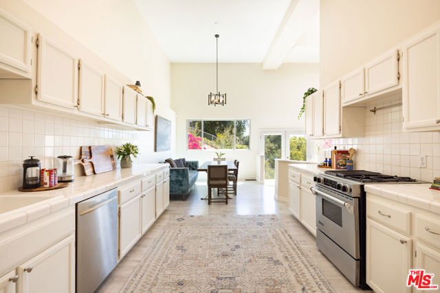 28333 Foothill Drive, Agoura Hills CA: https://media.crmls.org/mediaz/e4bbc631-224c-4dc4-ab33-239ac46bc26a.jpg