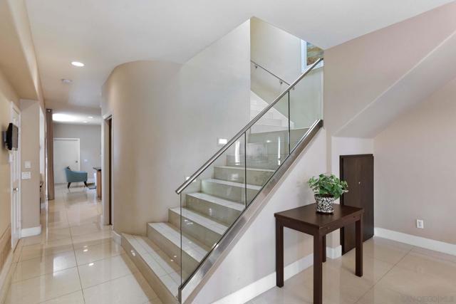 292 Bonair St, La Jolla CA: https://media.crmls.org/mediaz/e4bc14d8-daca-4521-a898-1ca70134b2c3.jpg