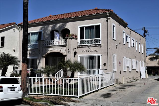1406 2nd Avenue, Los Angeles CA: https://media.crmls.org/mediaz/e4bc582b-f1b3-4cf4-9760-eca5d827c7a4.jpg