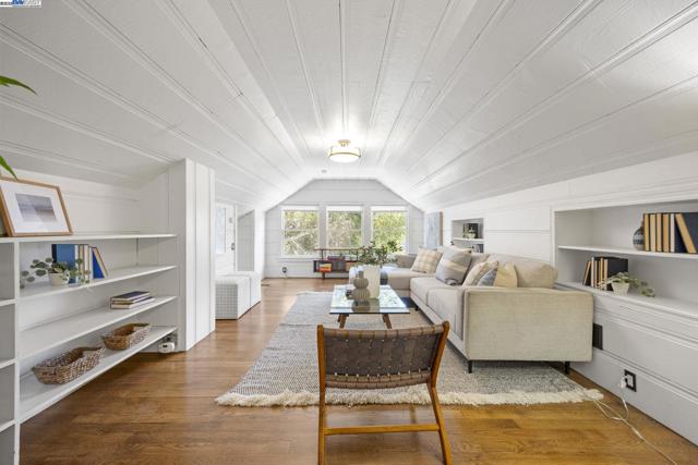 898 Union St, Alameda CA: https://media.crmls.org/mediaz/e4bce2e2-67c1-4e5e-9b05-baf29ef79702.jpg