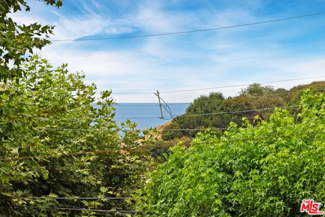582 Radcliffe Avenue, Pacific Palisades CA: https://media.crmls.org/mediaz/e4bdf196-784f-4858-a190-ab95d99e156f.jpg