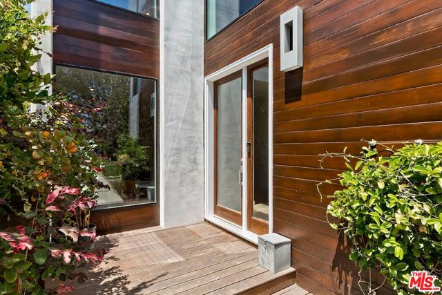 3571 Colonial Avenue, Los Angeles CA: https://media.crmls.org/mediaz/e4be358e-8abe-4324-9d46-97e107095f9c.jpg
