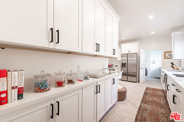165 N Las Palmas Avenue, Los Angeles CA: https://media.crmls.org/mediaz/e4be4001-3946-41c4-a172-1eb03bdd1c62.jpg