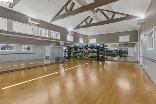 6400 Christie Ave, Emeryville CA: https://media.crmls.org/mediaz/e4be4ed0-0840-4d3f-8997-3a20ec45dc9c.jpg