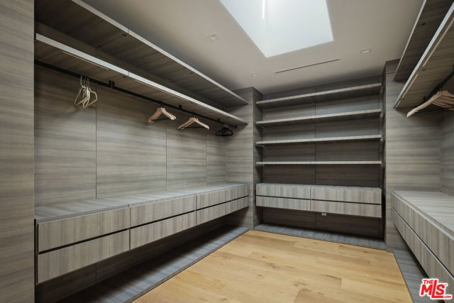 952 N Laurel Avenue, Los Angeles CA: https://media.crmls.org/mediaz/e4be7121-cf8a-4944-ae4a-4f9c67593d4a.jpg