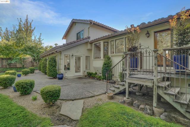 17 Pomo Ct, Napa CA: https://media.crmls.org/mediaz/e4bfdc19-6cf2-4231-bf41-79d66a603ec3.jpg