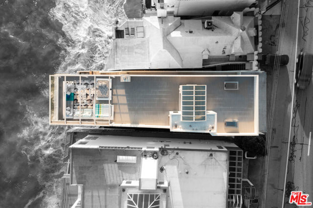 19124 Pacific Coast Highway, Malibu CA: https://media.crmls.org/mediaz/e4c32bbc-b19f-4fcc-b1ee-5e9289dced44.jpg