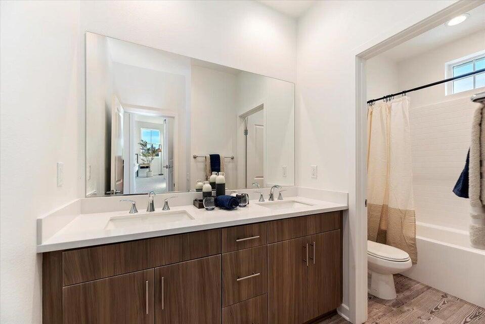 https://media.crmls.org/mediaz/e4c32d75-1deb-446a-95d1-b42f655bfdc1.jpg?preset=X-Large