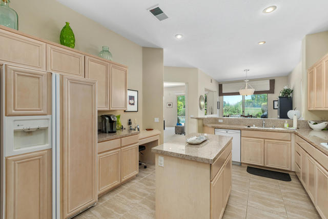 99 Kavenish Drive, Rancho Mirage CA: https://media.crmls.org/mediaz/e4c4c5e3-b3f4-4cb4-a013-d757dcb09041.jpg