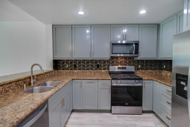 850 Beech St, San Diego CA: https://media.crmls.org/mediaz/e4c4c720-cd86-4708-ba28-b98467376bbc.jpg