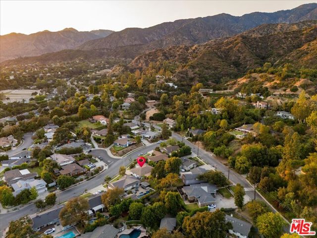 336 N Bradoaks Avenue, Monrovia CA: https://media.crmls.org/mediaz/e4c5220f-ca6a-4bb5-b36b-ab9be43d8a06.jpg