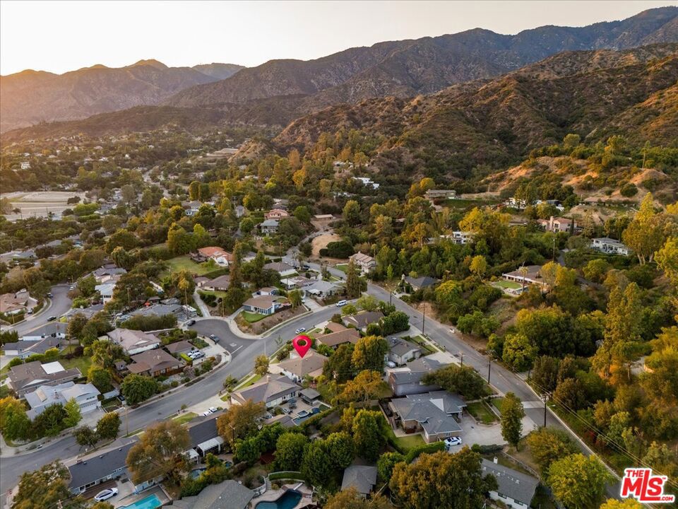 https://media.crmls.org/mediaz/e4c5220f-ca6a-4bb5-b36b-ab9be43d8a06.jpg?preset=X-Large