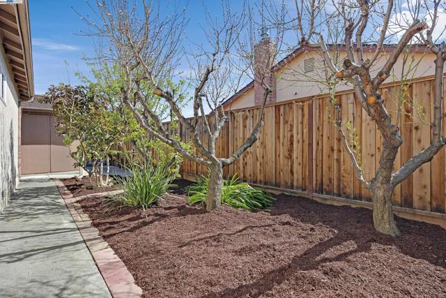 2702 Chinook Ct, Union City CA: https://media.crmls.org/mediaz/e4c6b65d-fc88-46d6-8ea2-485102ac5f7c.jpg