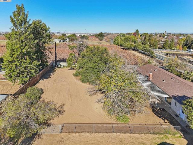 4807 Live Oak Ave, Oakley CA: https://media.crmls.org/mediaz/e4c72fd0-d36a-4f5c-ac8d-af938cec22a1.jpg