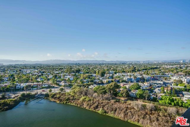 4316 Marina City Drive, Marina del Rey CA: https://media.crmls.org/mediaz/e4c7e8f0-f881-4bae-a8fd-df190373004c.jpg