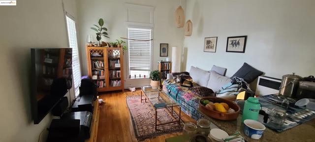 2825 Market St, Oakland CA: https://media.crmls.org/mediaz/e4c83e48-3029-4675-bba9-4d29c4458a0c.jpg