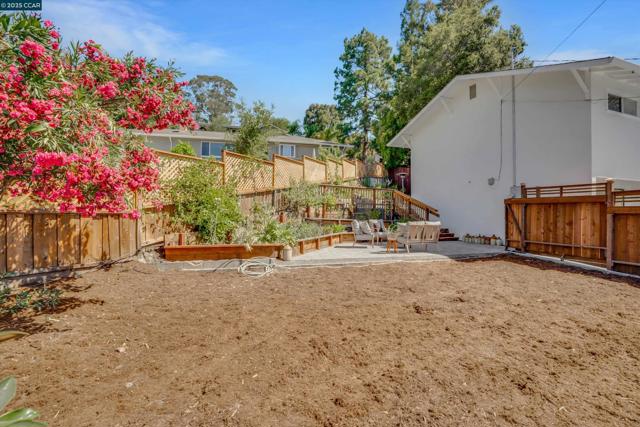 795 Canyon Rd, Redwood City CA: https://media.crmls.org/mediaz/e4c8dc2d-f5d6-4bcb-9860-36cbdf0bcd0a.jpg
