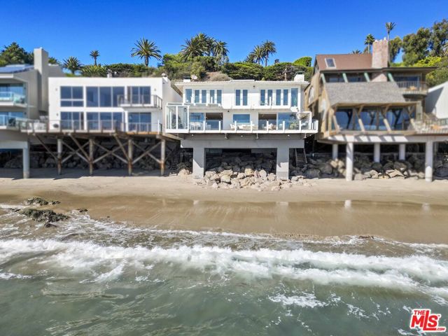 26908 Malibu Cove Colony Drive, Malibu CA: https://media.crmls.org/mediaz/e4caf7f4-c2d2-43f2-a83c-81748aedf83f.jpg