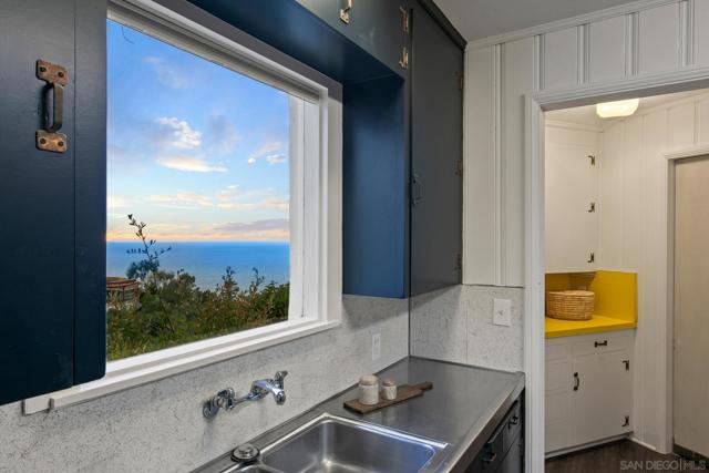 7520 Hillside Dr, La Jolla CA: https://media.crmls.org/mediaz/e4cb23a3-ca33-4d69-8e64-b5b5917bcf60.jpg