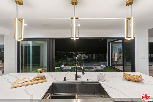 7308 Pacific View Drive, Los Angeles CA: https://media.crmls.org/mediaz/e4cb60c8-06eb-45db-9ebe-5eb42822a051.jpg