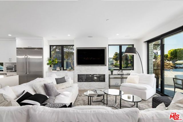 1703 Plaza Del Sur, Newport Beach CA: https://media.crmls.org/mediaz/e4cbb5b5-b72b-47ae-a069-50d3aa54b463.jpg