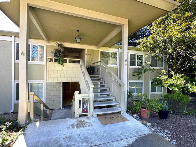 1910 Skycrest Dr, Walnut Creek CA: https://media.crmls.org/mediaz/e4ccdf33-b594-4fc7-be4e-9db031a32853.jpg