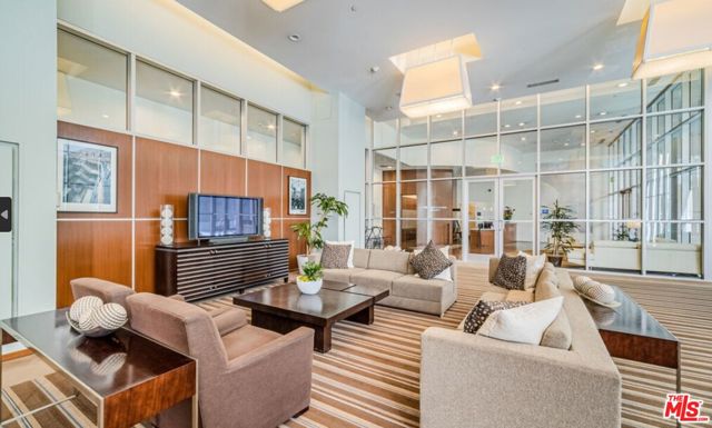 801 S Grand Avenue, Los Angeles CA: https://media.crmls.org/mediaz/e4cdce4a-3f1c-4d68-a6dc-49d5c18e1cad.jpg