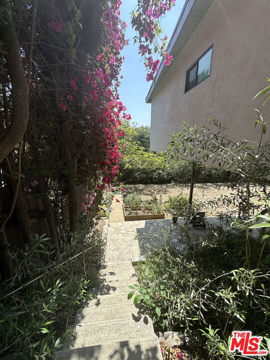 7460 Woodrow Wilson Drive, Los Angeles CA: https://media.crmls.org/mediaz/e4cdf2aa-de9a-4199-b6e7-2b0ae54753b8.jpg