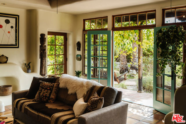 2865 Marquette Drive, Topanga CA: https://media.crmls.org/mediaz/e4ce61c5-f50f-4961-9be4-354ec73b1e75.jpg