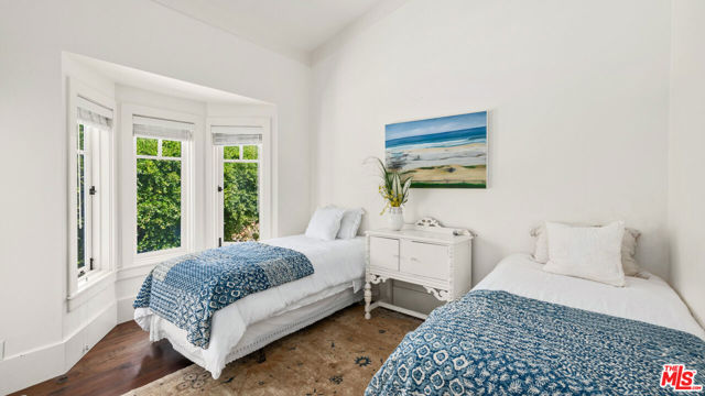 30718 Pacific Coast Highway, Malibu CA: https://media.crmls.org/mediaz/e4cf4a2b-54f5-4bef-b0c0-5605caf749f9.jpg