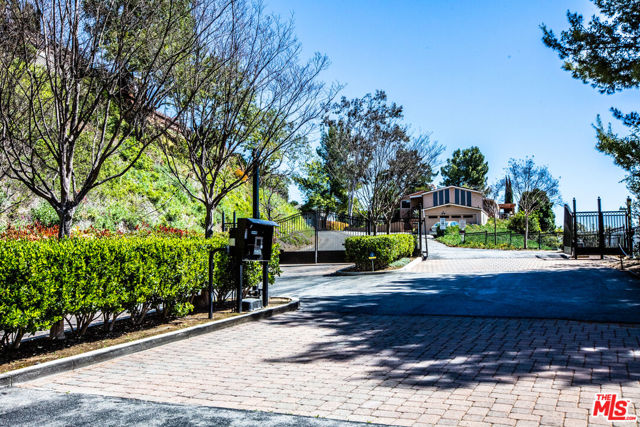 196 Cherokee, Topanga CA: https://media.crmls.org/mediaz/e4d0280d-3c59-4cce-b01d-0d563c95094b.jpg