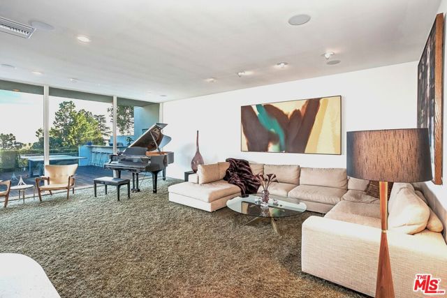 9263 Swallow Drive, Los Angeles CA: https://media.crmls.org/mediaz/e4d08c5a-9dce-48ad-8fd4-a6356261a9f0.jpg