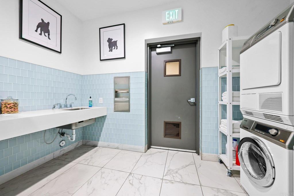 https://media.crmls.org/mediaz/e4d106a2-86a5-4ae9-9df2-081615165338.jpg?preset=X-Large