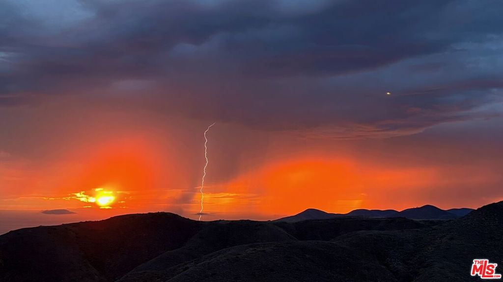 https://media.crmls.org/mediaz/e4d17de3-25e1-400b-998e-7062bf258630.jpg?preset=X-Large