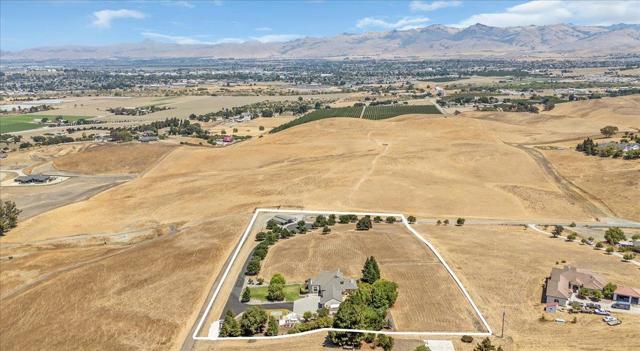 275 Nicholson Drive, Hollister CA: https://media.crmls.org/mediaz/e4d227c4-edd4-4d63-a5e7-b06f9fe5a0c4.jpg