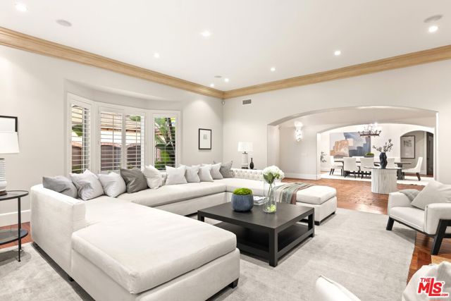 13845 Magnolia Boulevard, Sherman Oaks CA: https://media.crmls.org/mediaz/e4d2a73f-7d8f-4e8c-98b1-a2f063c13279.jpg