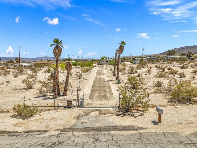 7648 Araby Avenue, 29 Palms CA: https://media.crmls.org/mediaz/e4d3c27b-32f5-46ff-a8c1-be877c74508f.jpg