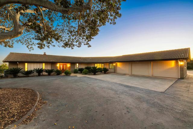 Detail Gallery Image 5 of 57 For 2717 Alexander Dr, Escondido,  CA 92029 - 4 Beds | 2/1 Baths