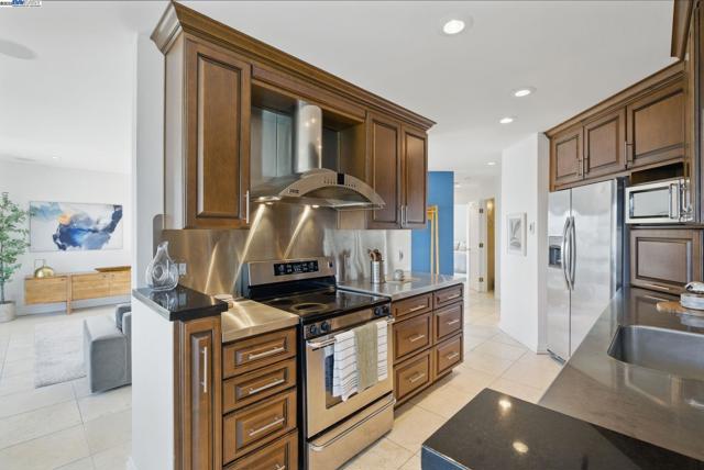 3 Commodore Dr, Emeryville CA: https://media.crmls.org/mediaz/e4d4c69c-2c5f-4f39-a9ed-46713e570d7b.jpg