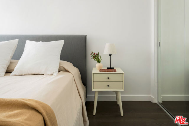 5154 W Redondo Court, Los Angeles CA: https://media.crmls.org/mediaz/e4d4feef-c130-46e5-84a3-419911201d4b.jpg