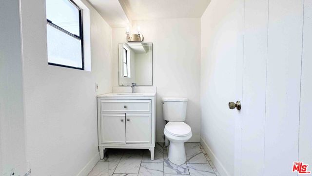 565 W El Morado Court, Ontario CA: https://media.crmls.org/mediaz/e4d53030-b66d-44e7-afbd-7ed60473d19a.jpg
